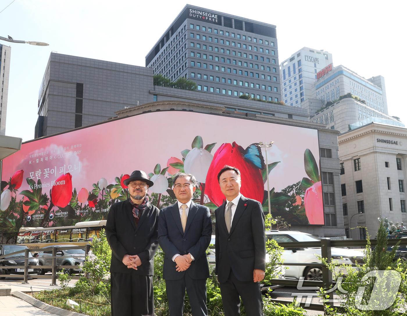 (서울=뉴스1) = 국립중앙박물관은 신세계면세점과 협업해 한국 문화유산을 현대적으로 재해석한 미디어아트 콘텐츠 '모란꽃이 피오니'와 '움직이는 글자, 조선의 활자' 상영회를 명동 …