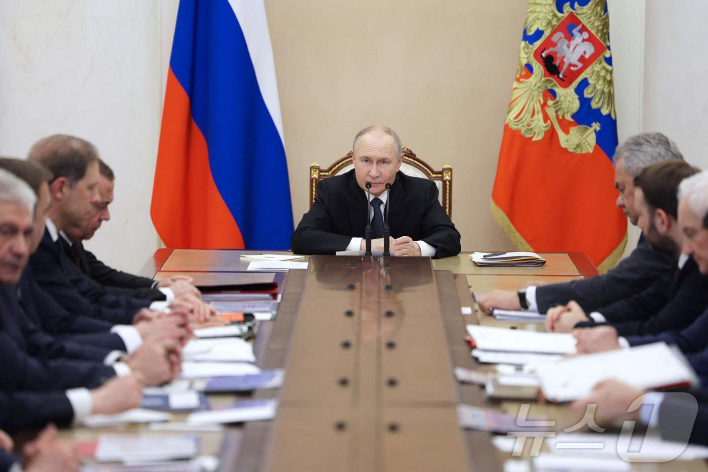 (모스크바 AFP=뉴스1) 우동명 기자 = 블라디미르 푸틴 러시아 대통령이 23일(현지시간) 모스크바에서 열린 군수 산업 위원회 회의를 주재하고 있다. 2025.04.24ⓒ AFP …