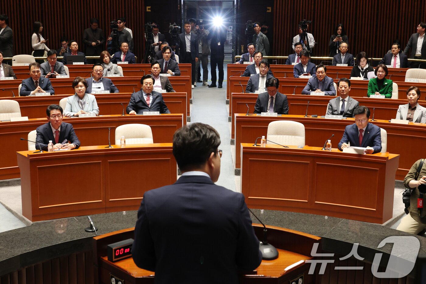 본문 이미지 - 권성동 국민의힘 원내대표가 24일 오전 서울 여의도 국회에서 열린 의원총회에서 발언하고 있다. 2025.4.24/뉴스1 ⓒ News1 이광호 기자