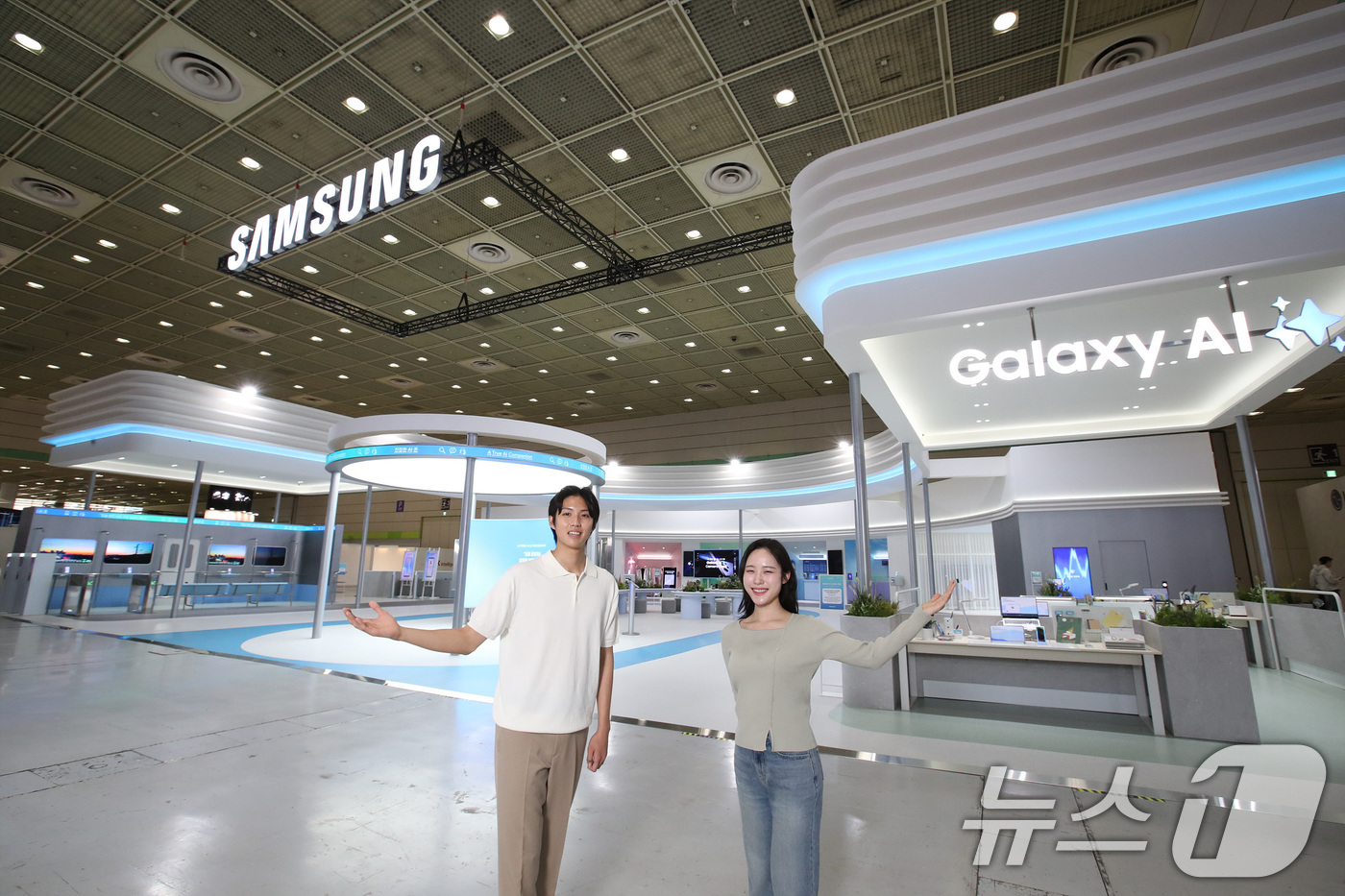 (서울=뉴스1) = 삼성전자가 오는 26일까지 서울 삼성동 코엑스에서 진행되는 '2025 월드IT 쇼'에 참가해 진화한 '갤러기 AI'가 제안하는 새로운 일상을 선보인다고 24일 …