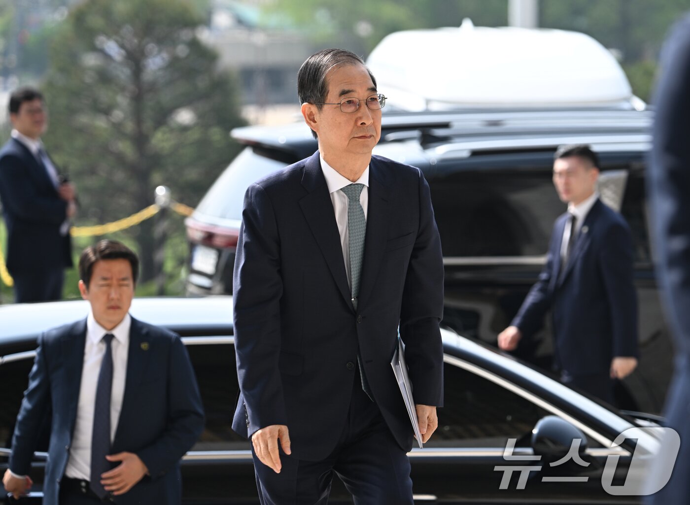 본문 이미지 - 한덕수 대통령 권한대행 국무총리가 24일 오전 본회의에서 추가경정예산안 시정연설을 하기 위해 국회 본청에 도착하고 있다.(공동취재)2025.4.24/뉴스1 ⓒ News1 이재명 기자
