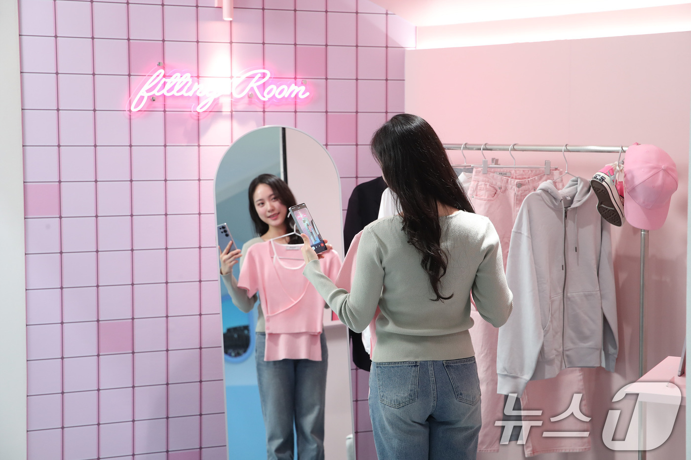 (서울=뉴스1) = 삼성전자가 오는 26일까지 서울 삼성동 코엑스에서 진행되는 '2025 월드IT 쇼'에 참가해 진화한 '갤러기 AI'가 제안하는 새로운 일상을 선보인다고 24일 …