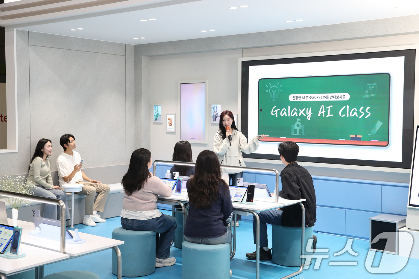 (서울=뉴스1) = 삼성전자가 오는 26일까지 서울 삼성동 코엑스에서 진행되는 '2025 월드IT 쇼'에 참가해 진화한 '갤러기 AI'가 제안하는 새로운 일상을 선보인다고 24일 …