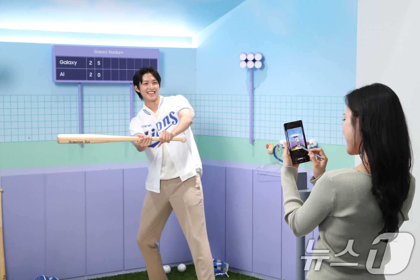 (서울=뉴스1) = 삼성전자가 오는 26일까지 서울 삼성동 코엑스에서 진행되는 '2025 월드IT 쇼'에 참가해 진화한 '갤러기 AI'가 제안하는 새로운 일상을 선보인다고 24일 …