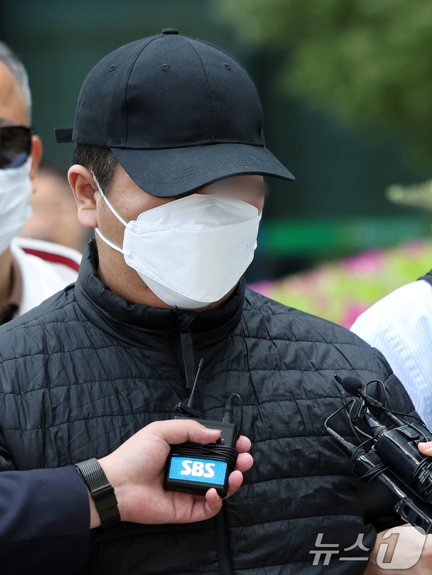 (서울=뉴스1) 황기선 기자 = 마트에서 흉기를 휘둘러 1명을 살해하고 1명을 다치게 한 30대 남성 A씨가 24일 오전 서울 도봉구 서울북부지법에서 열린 구속 전 피의자 심문(영 …