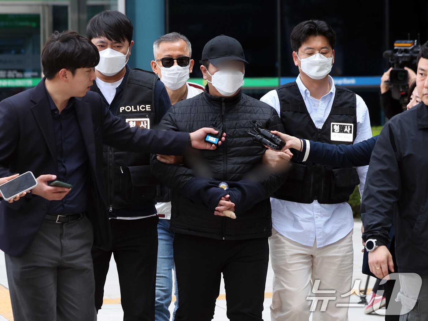 본문 이미지 - 마트에서 흉기를 휘둘러 1명을 살해하고 1명을 다치게 한 30대 남성 A씨가 24일 오전 서울 도봉구 서울북부지법에서 열린 구속 전 피의자 심문&#40;영장실질심사&#41;에 출석하고 있다.  2025.4.24/뉴스1 ⓒ News1 황기선 기자