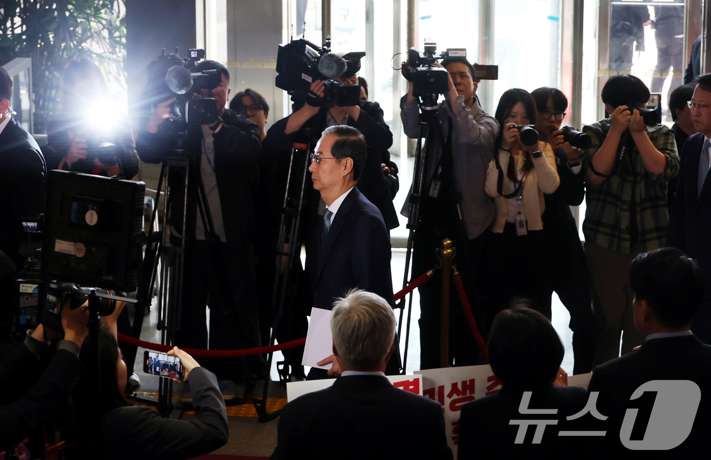 (서울=뉴스1) 이재명 기자 = 한덕수 대통령 권한대행 국무총리가 24일 오전 서울 여의도 국회에서 2025년도 제1회 추경예산안에 대한 정부 시정연설을 위해 본청에 도착, 일방적 …