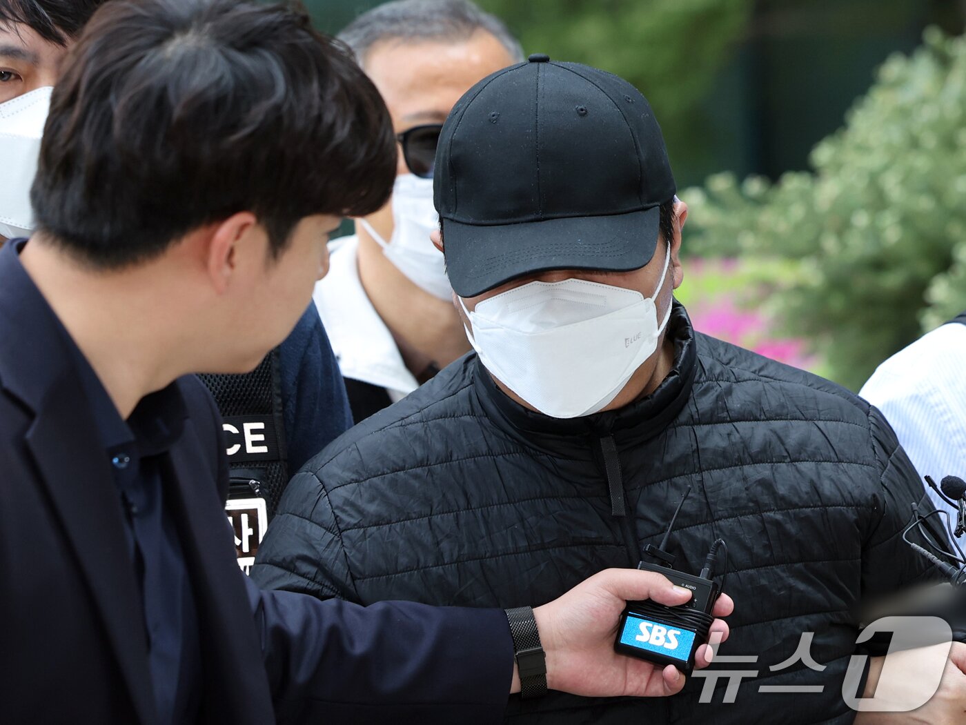 본문 이미지 - 마트에서 흉기를 휘둘러 1명을 살해하고 1명을 다치게 한 30대 남성 A씨가 24일 오전 서울 도봉구 서울북부지법에서 열린 구속 전 피의자 심문&#40;영장실질심사&#41;에 출석하고 있다. 2025.4.24/뉴스1 ⓒ News1 황기선 기자