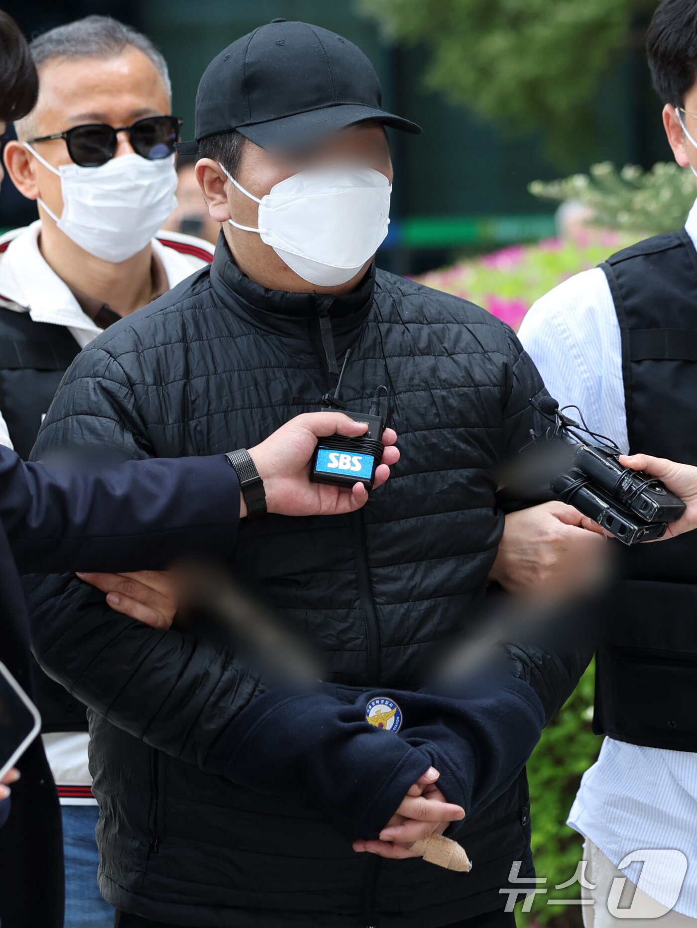 본문 이미지 - 마트에서 흉기를 휘둘러 1명을 살해하고 1명을 다치게 한 30대 남성 A씨가 24일 오전 서울 도봉구 서울북부지법에서 열린 구속 전 피의자 심문&#40;영장실질심사&#41;에 출석하고 있다. 2025.4.24/뉴스1 ⓒ News1 황기선 기자