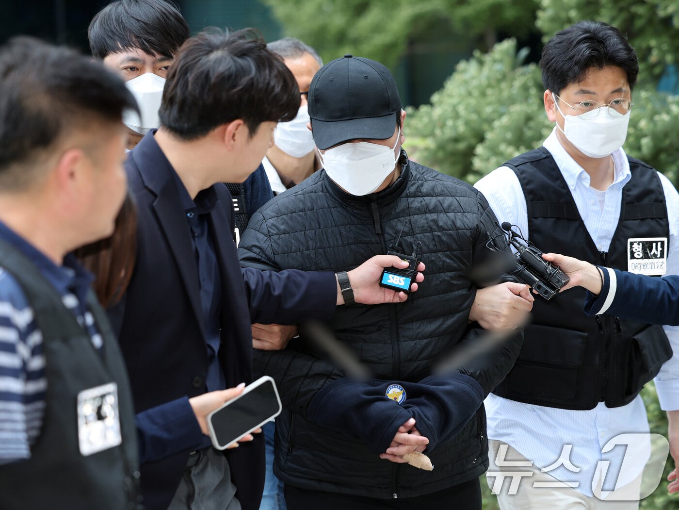 본문 이미지 - 마트에서 흉기를 휘둘러 1명을 살해하고 1명을 다치게 한 30대 남성 A씨가 24일 오전 서울 도봉구 서울북부지법에서 열린 구속 전 피의자 심문&#40;영장실질심사&#41;에 출석하고 있다.  2025.4.24/뉴스1 ⓒ News1 황기선 기자