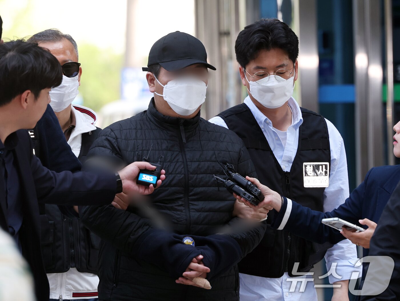 본문 이미지 - 마트에서 흉기를 휘둘러 1명을 살해하고 1명을 다치게 한 30대 남성 A씨가 24일 오전 서울 도봉구 서울북부지법에서 열린 구속 전 피의자 심문&#40;영장실질심사&#41;에 출석하고 있다. 2025.4.24/뉴스1 ⓒ News1 황기선 기자