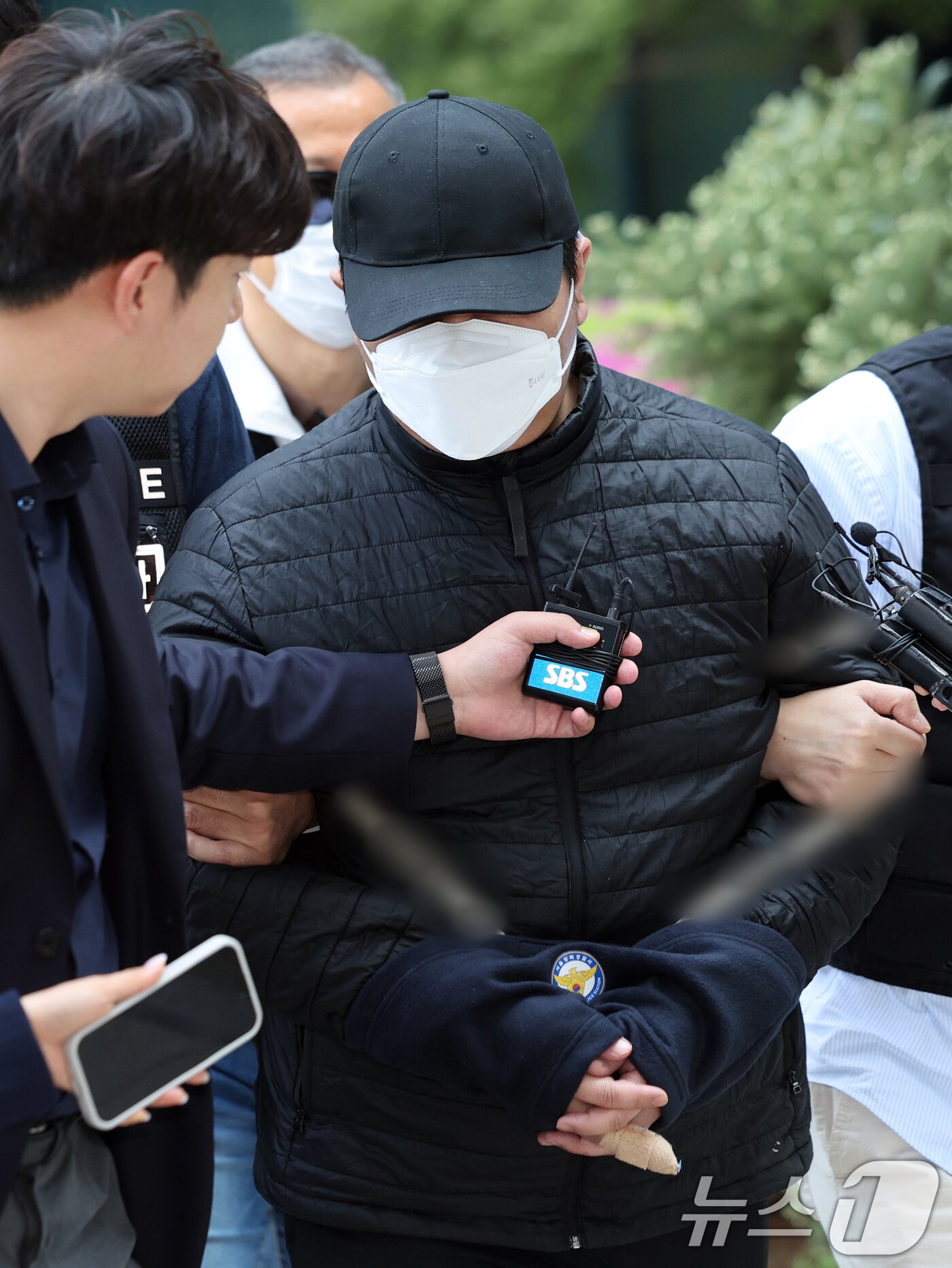 본문 이미지 - 마트에서 흉기를 휘둘러 1명을 살해하고 1명을 다치게 한 30대 남성 A씨가 24일 오전 서울 도봉구 서울북부지법에서 열린 구속 전 피의자 심문&#40;영장실질심사&#41;에 출석하고 있다. 2025.4.24/뉴스1 ⓒ News1 황기선 기자