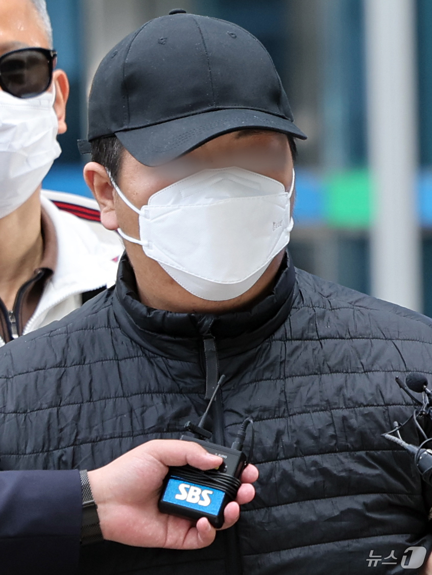 (서울=뉴스1) 황기선 기자 = 마트에서 흉기를 휘둘러 1명을 살해하고 1명을 다치게 한 30대 남성 A씨가 24일 오전 서울 도봉구 서울북부지법에서 열린 구속 전 피의자 심문(영 …