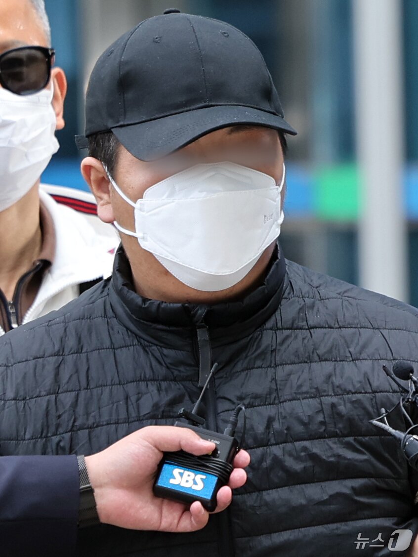 본문 이미지 - 마트에서 흉기를 휘둘러 1명을 살해하고 1명을 다치게 한 30대 남성 A씨가 24일 오전 서울 도봉구 서울북부지법에서 열린 구속 전 피의자 심문&#40;영장실질심사&#41;에 출석하고 있다.  2025.4.24/뉴스1 ⓒ News1 황기선 기자
