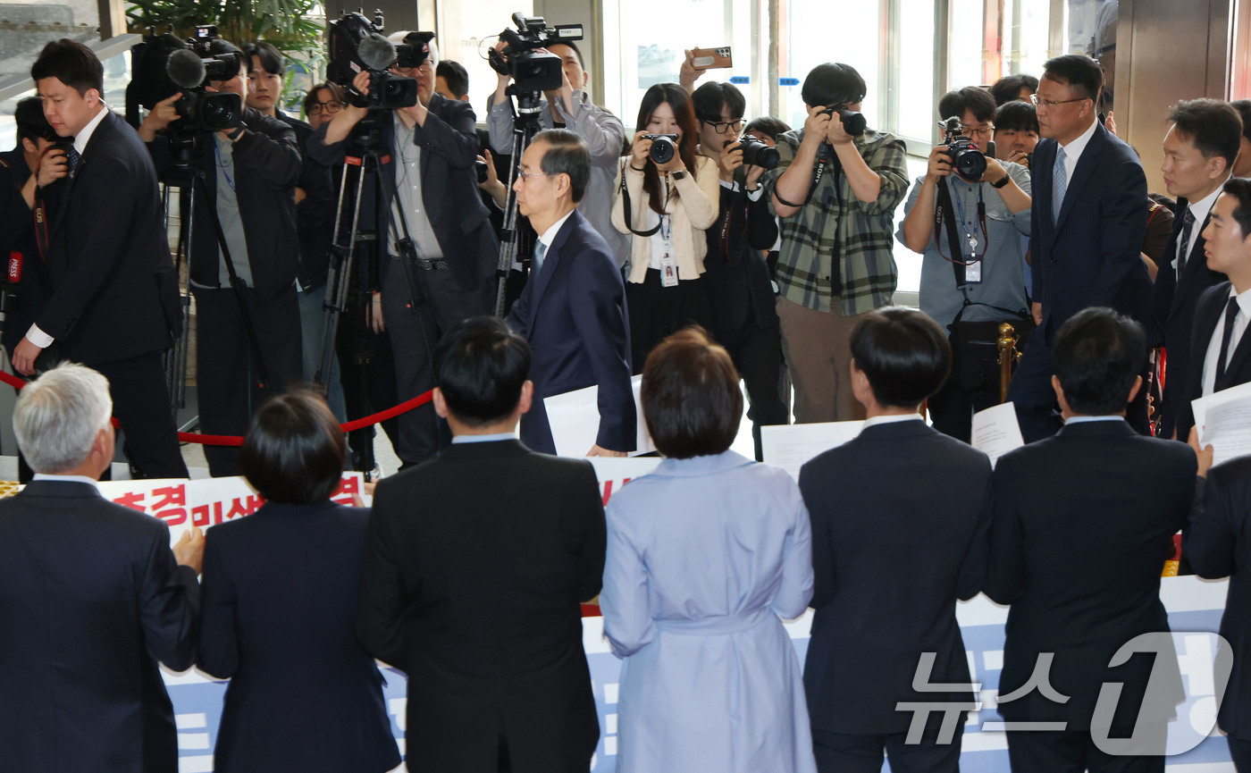 (서울=뉴스1) 이재명 기자 = 한덕수 대통령 권한대행 국무총리가 24일 추가경정예산안 시정연설을 하기 위해 국회 본회의장으로 향하는 가운데 조국혁신당, 사회민주당 등 야4당 의원 …