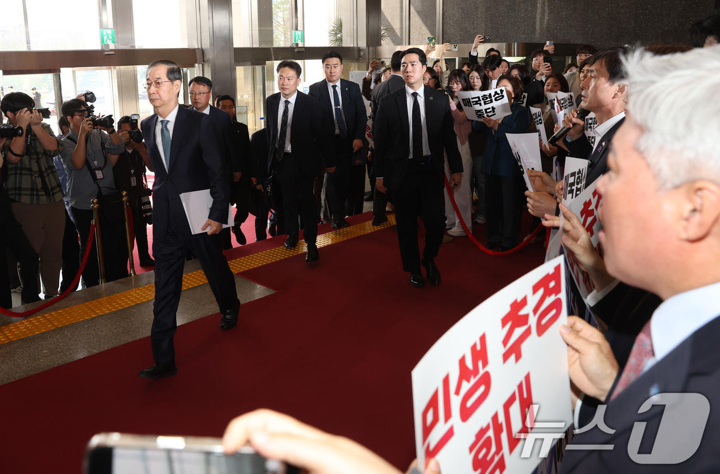 (서울=뉴스1) 이재명 기자 = 한덕수 대통령 권한대행 국무총리가 24일 추가경정예산안 시정연설을 하기 위해 국회 본회의장으로 향하는 가운데 조국혁신당, 사회민주당 등 야4당 의원 …