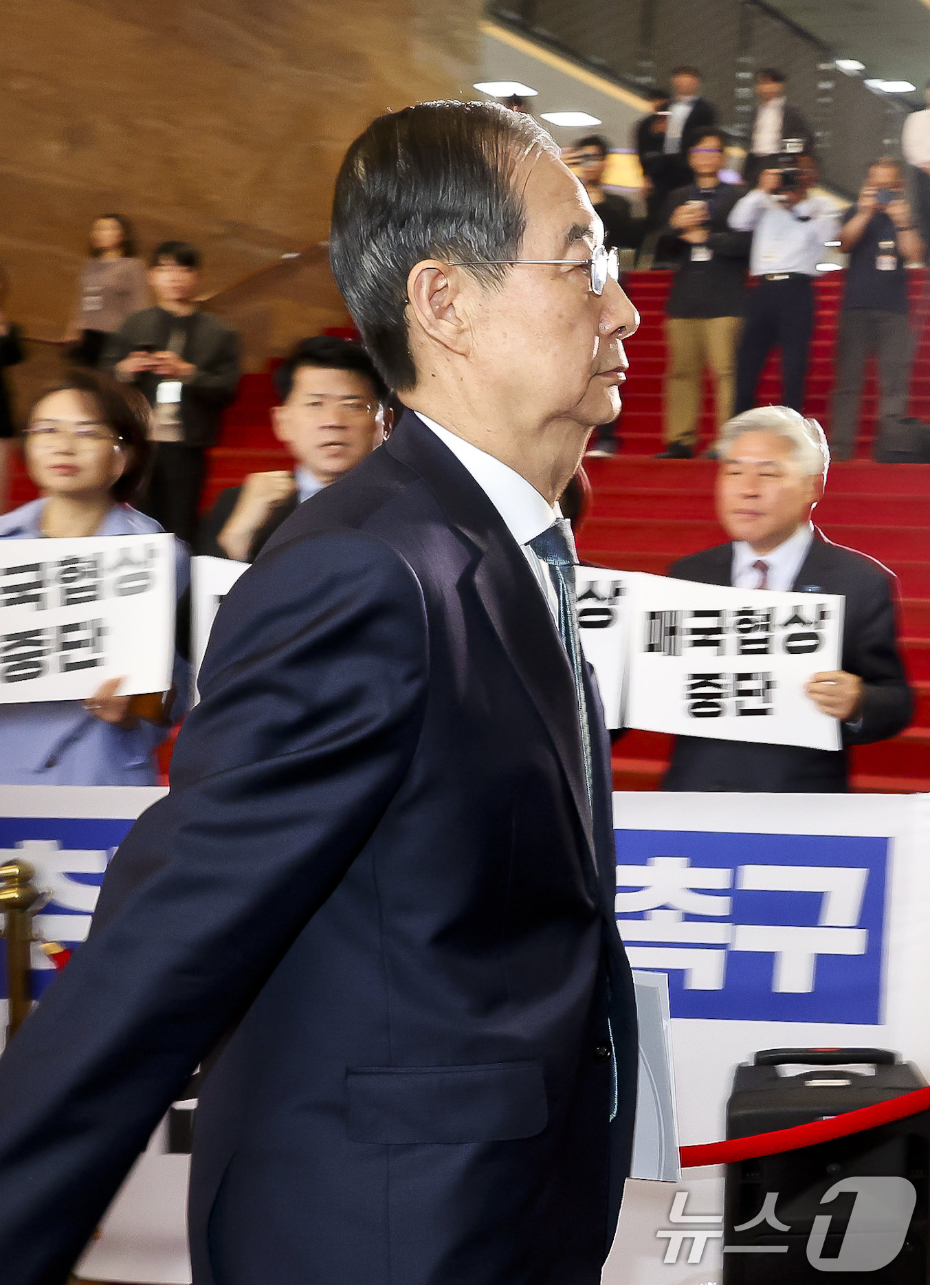 (서울=뉴스1) 이재명 기자 = 한덕수 대통령 권한대행 국무총리가 24일 추가경정예산안 시정연설을 하기 위해 국회 본회의장으로 향하는 가운데 조국혁신당, 사회민주당 등 야4당 의원 …