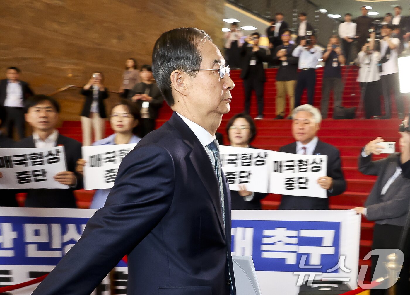 본문 이미지 - 한덕수 대통령 권한대행 국무총리가 24일 추가경정예산안 시정연설을 하기 위해 국회 본회의장으로 향하는 가운데 조국혁신당, 사회민주당 등 야4당 의원들이 로텐더홀 계단에서 일방적 통상협상 중단·민생추경 확대 촉구 기자회견을 하고 있다. (공동취재) 2025.4.24/뉴스1 ⓒ News1 이재명 기자