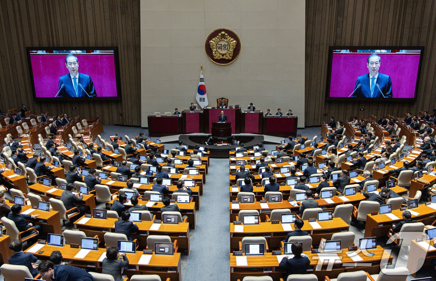 본문 이미지 - 한덕수 대통령 권한대행 국무총리가 24일 오전 서울 여의도 국회 본회의장에서 열린 제424회 국회(임시회) 제6차 본회의에서 2025년도 제1회 추가경정예산안에 대한 정부의 시정연설을 하고 있다. 2025.4.24/뉴스1 ⓒ News1 이재명 기자