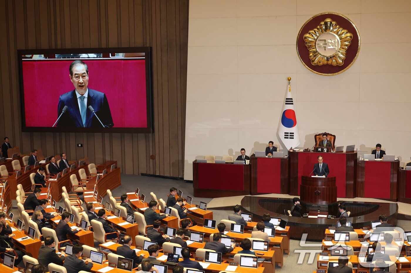 본문 이미지 - 한덕수 대통령 권한대행 국무총리가 24일 오전 서울 여의도 국회에서 열린 본회의에서 추가경정예산안 시정연설을 하고 있다.(공동취재)2025.4.24/뉴스1 ⓒ News1 이재명 기자