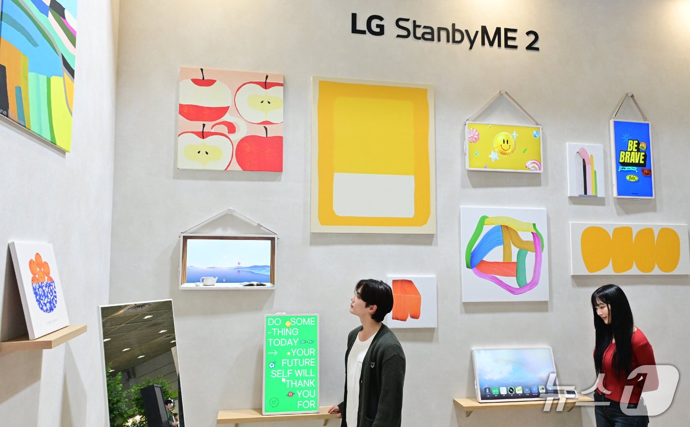 본문 이미지 - 모델이 이동식 라이프스타일 스크린 'LG 스탠바이미2'를 통해 그림을 감상하고 있다(LG전자 제공). ⓒ 뉴스1