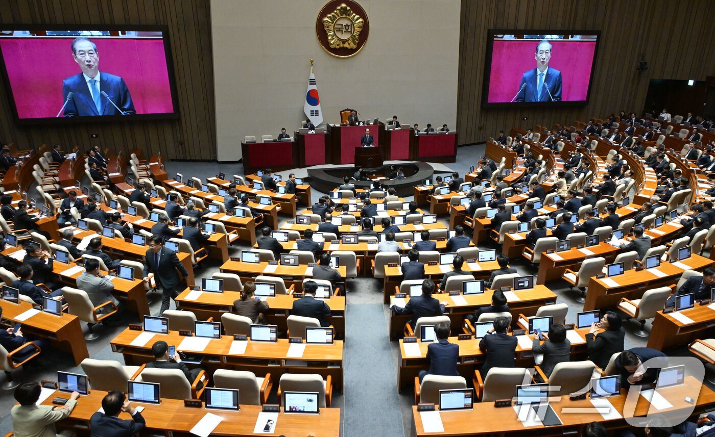 본문 이미지 - 한덕수 대통령 권한대행 국무총리가 24일 오전 서울 여의도 국회 본회의장에서 열린 제424회 국회(임시회) 제6차 본회의에서 2025년도 제1회 추가경정예산안에 대한 정부의 시정연설을 하고 있다.(공동취재)2025.4.24/뉴스1 ⓒ News1 이재명 기자