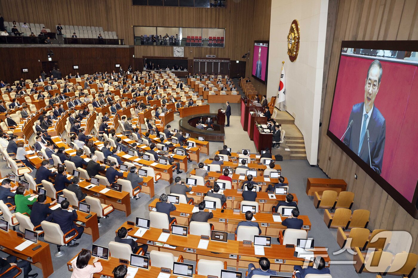 본문 이미지 - 한덕수 대통령 권한대행 국무총리가 24일 오전 서울 여의도 국회 본회의장에서 열린 제424회 국회(임시회) 제6차 본회의에서 2025년도 제1회 추가경정예산안에 대한 정부의 시정연설을 하고 있다.(공동취재)2025.4.24/뉴스1 ⓒ News1 이재명 기자