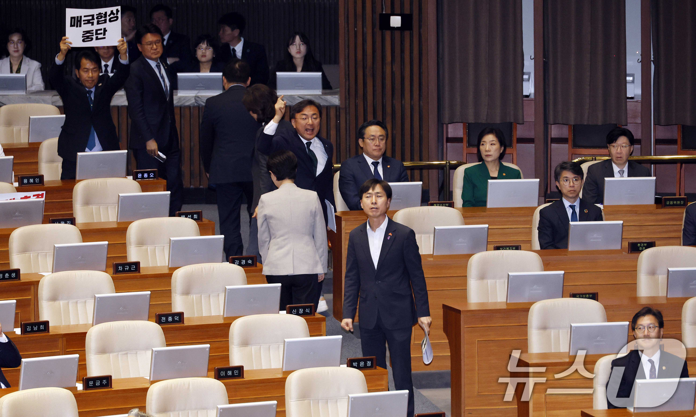 (서울=뉴스1) 이재명 기자 = 신장식 조국혁신당 의원이 24일 오전 서울 여의도 국회 본회의장에서 추가경정예산안 시정연설을 하기 위해 본회의에 출석한 한덕수 대통령 권한대행 국무 …