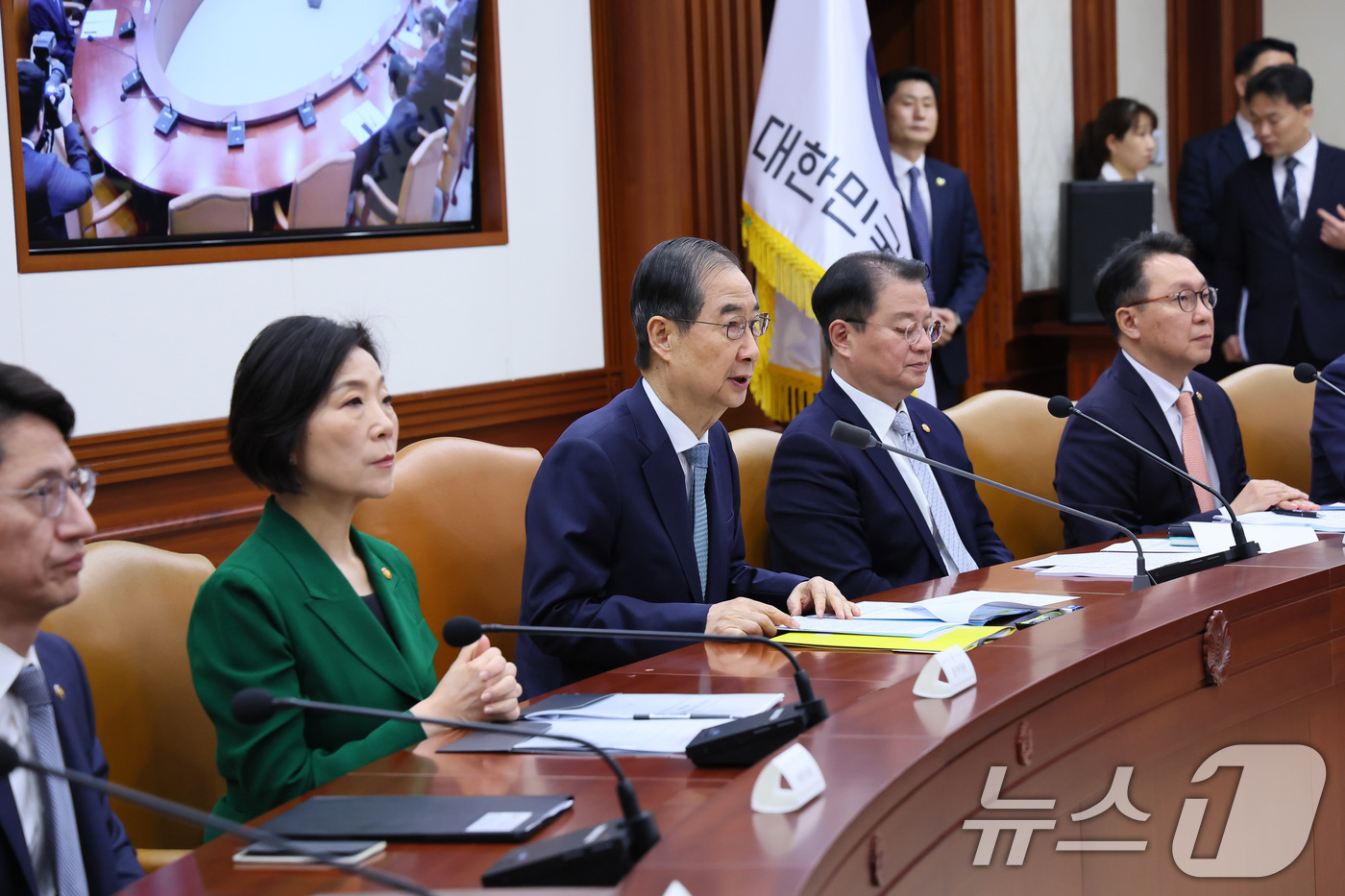 (서울=뉴스1) 임세영 기자 = 한덕수 대통령 권한대행 국무총리가 24일 서울 종로구 정부서울청사에서 열린 국정현안관계장관회의에서 발언을 하고 있다. (총리실 제공, 재판매 및 D …