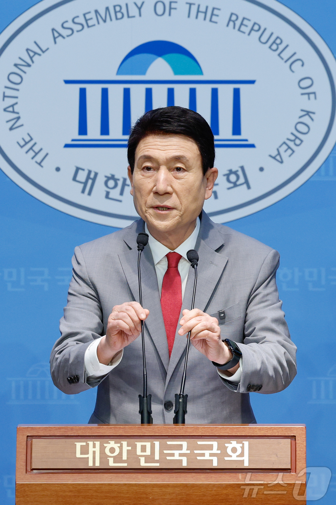 (서울=뉴스1) 안은나 기자 = 이강덕 포항시장이 24일 서울 여의도 국회 소통관에서 포항 촉발지진 정신적 피해 손해배상 항소심을 앞두고 정부에 공식 사과와 실질적 배상 대책을 마 …