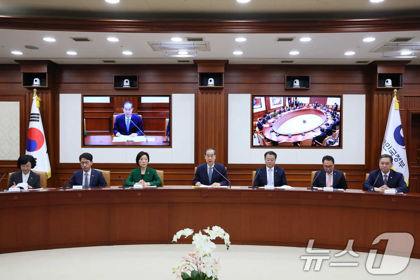 (서울=뉴스1) 임세영 기자 = 한덕수 대통령 권한대행 국무총리가 24일 서울 종로구 정부서울청사에서 열린 국정현안관계장관회의에서 발언을 하고 있다. (총리실 제공, 재판매 및 D …