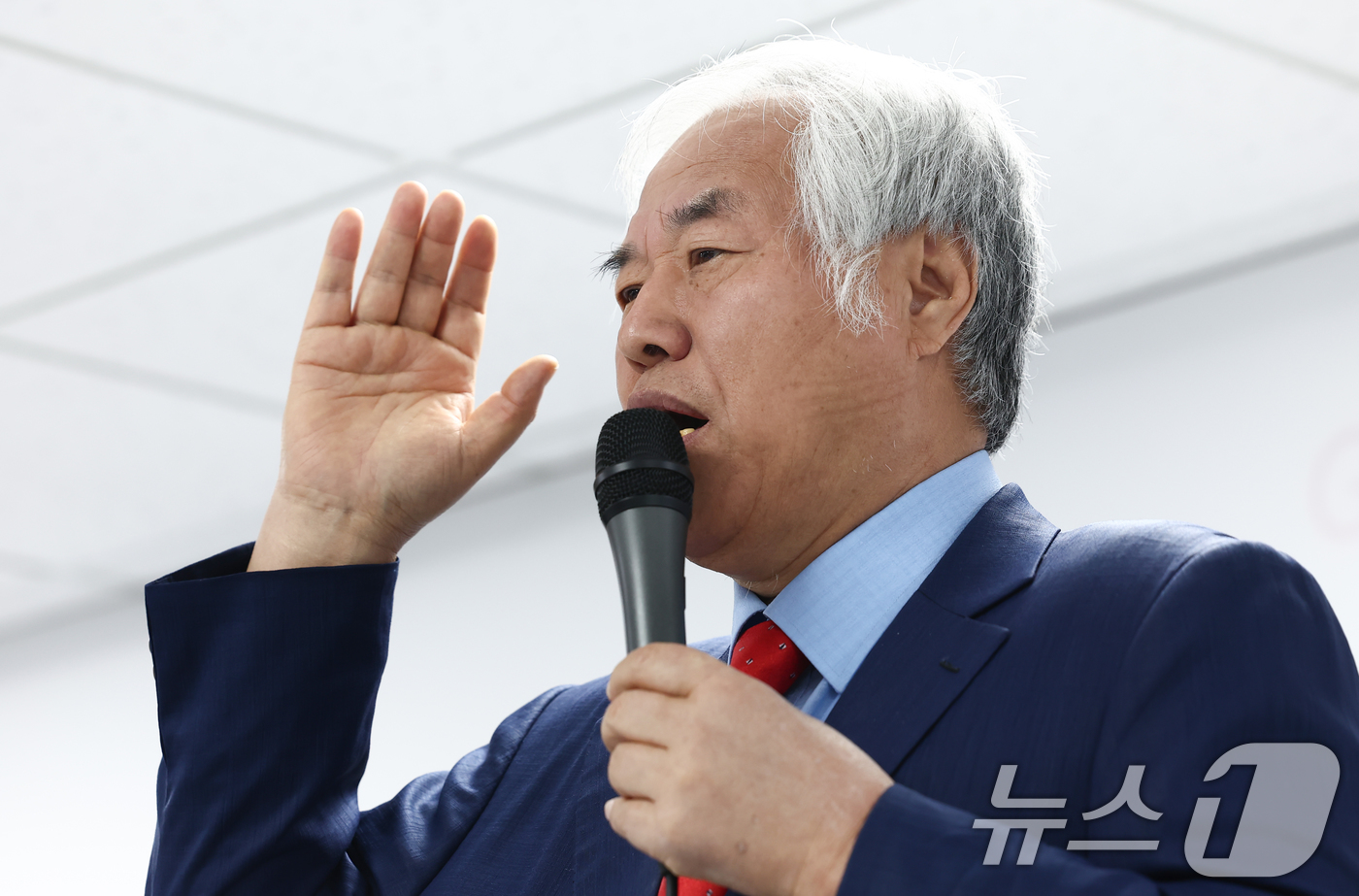 (서울=뉴스1) 김민지 기자 = 전광훈 사랑제일교회 목사가 24일 오전 서울 여의도 자유통일당사에서 대선 출마 기자회견을 하고 있다. 2025.4.24/뉴스1