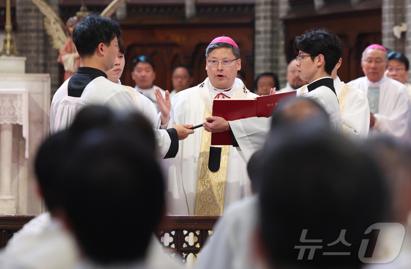 본문 이미지 - 천주교 서울대교구장 정순택 대주교가 24일 오전 서울 중구 명동대성당에서 프란치스코 교황 추모 미사를 집전하고 있다. 2025.4.24/뉴스1 ⓒ News1 사진공동취재단