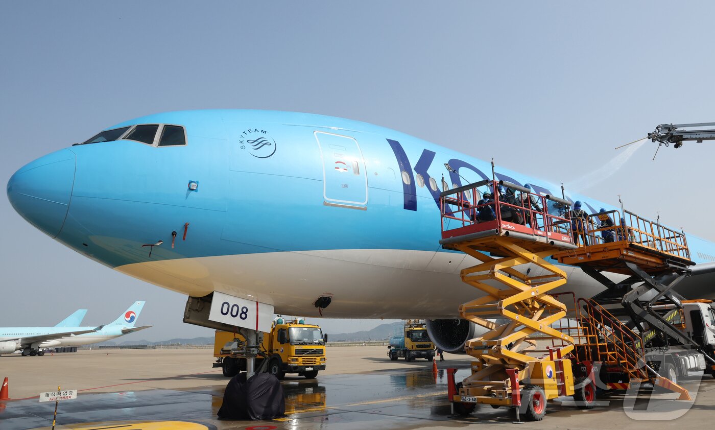 본문 이미지 - 24일 오전 인천 중구 인천국제공항 대한항공 격납고에서 직원들이 봄을 맞아 항공기 동체를 세척하고 있다. 이날 세척한 항공기는 보잉 777-300ER 기종으로 대한항공의 새 도장이 적용된 기체다. ⓒ News1 장수영 기자