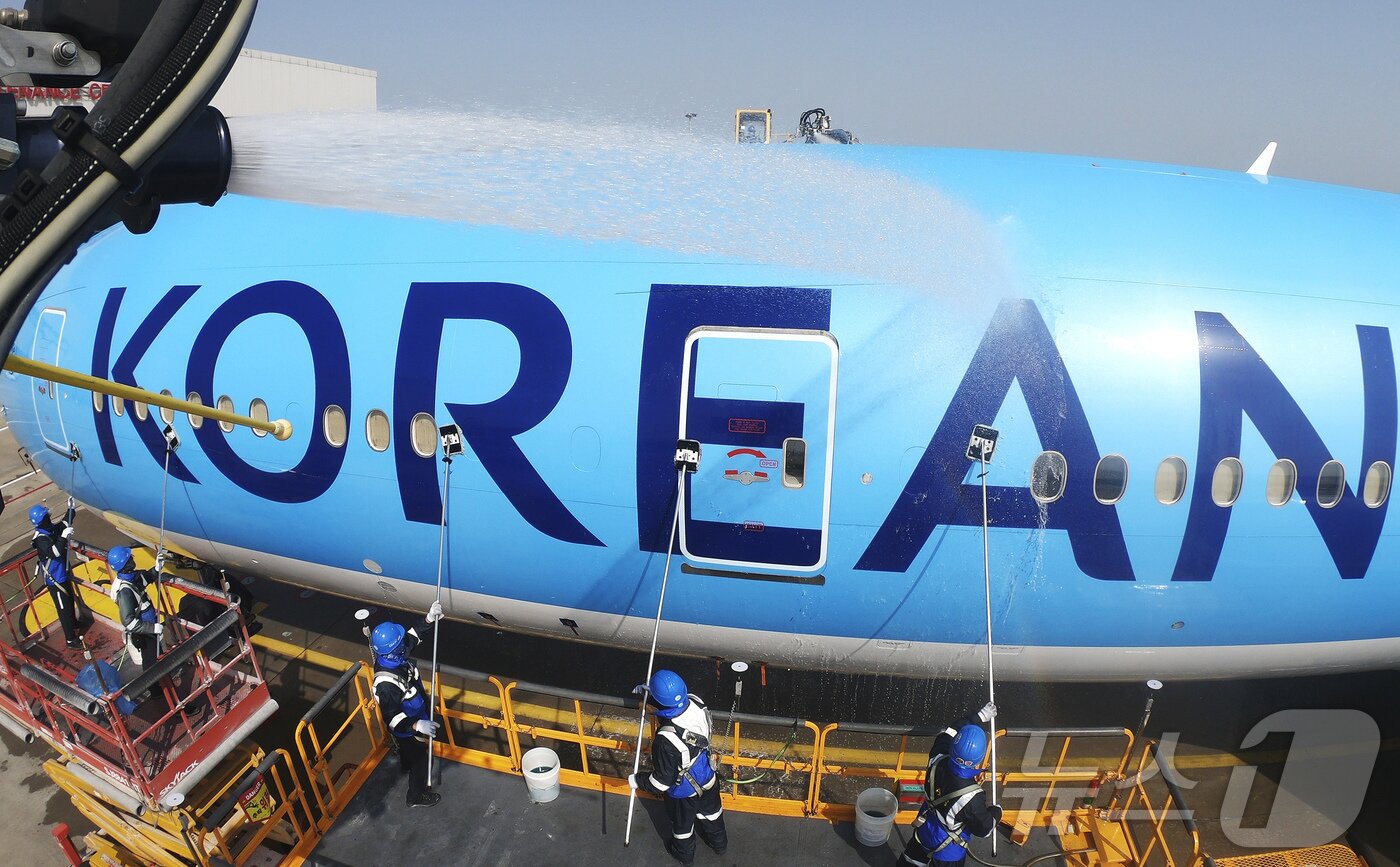 본문 이미지 - 24일 오전 인천 중구 인천국제공항 대한항공 격납고에서 직원들이 봄을 맞아 항공기 동체를 세척하고 있다. 이날 세척한 항공기는 보잉 777-300ER 기종으로 대한항공의 새 도장이 적용된 기체다. (공동취재) ⓒ News1 장수영 기자