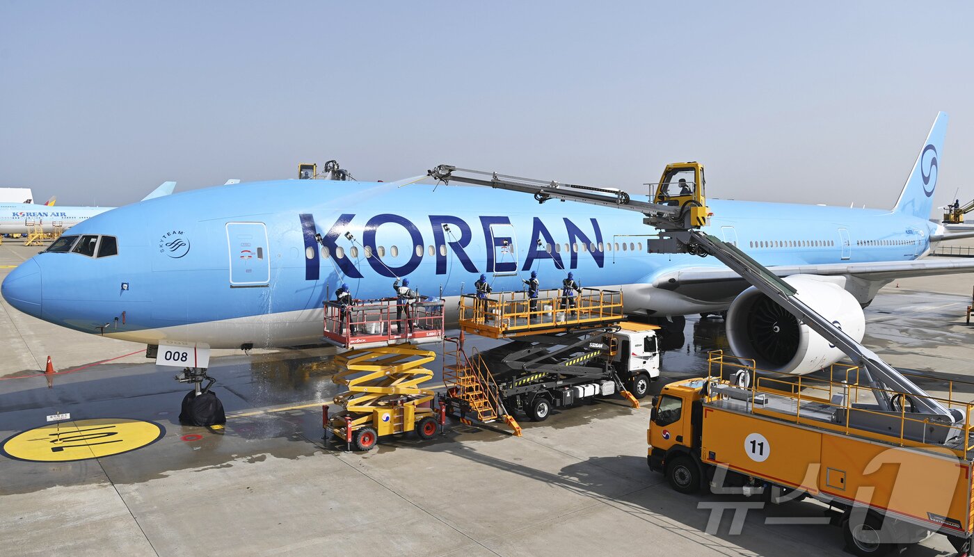 본문 이미지 - 24일 오전 인천 중구 인천국제공항 대한항공 격납고에서 직원들이 봄을 맞아 항공기 동체를 세척하고 있다. 이날 세척한 항공기는 보잉 777-300ER 기종으로 대한항공의 새 도장이 적용된 기체다. &#40;공동취재&#41; ⓒ News1 장수영 기자
