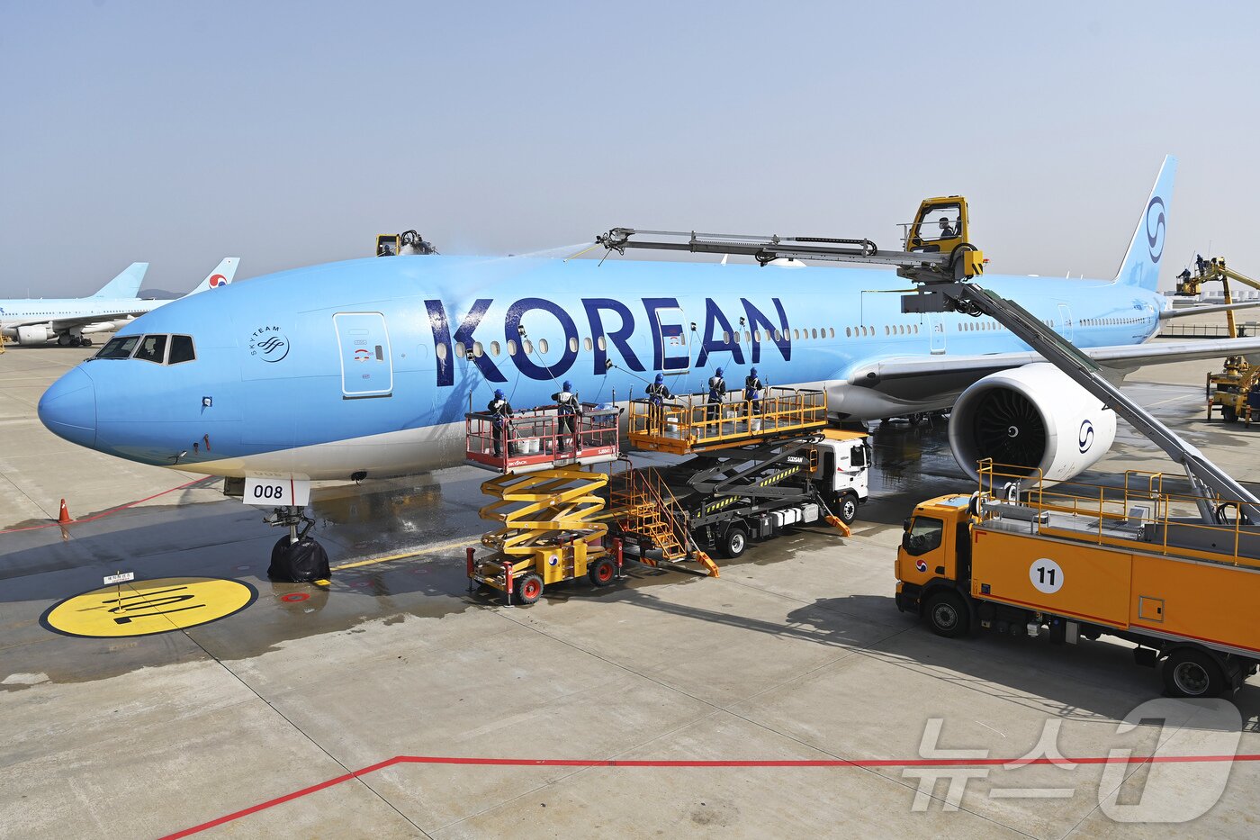 본문 이미지 - 24일 오전 인천 중구 인천국제공항 대한항공 격납고에서 직원들이 봄을 맞아 항공기 동체를 세척하고 있다. 이날 세척한 항공기는 보잉 777-300ER 기종으로 대한항공의 새 도장이 적용된 기체다. (공동취재) ⓒ News1 장수영 기자