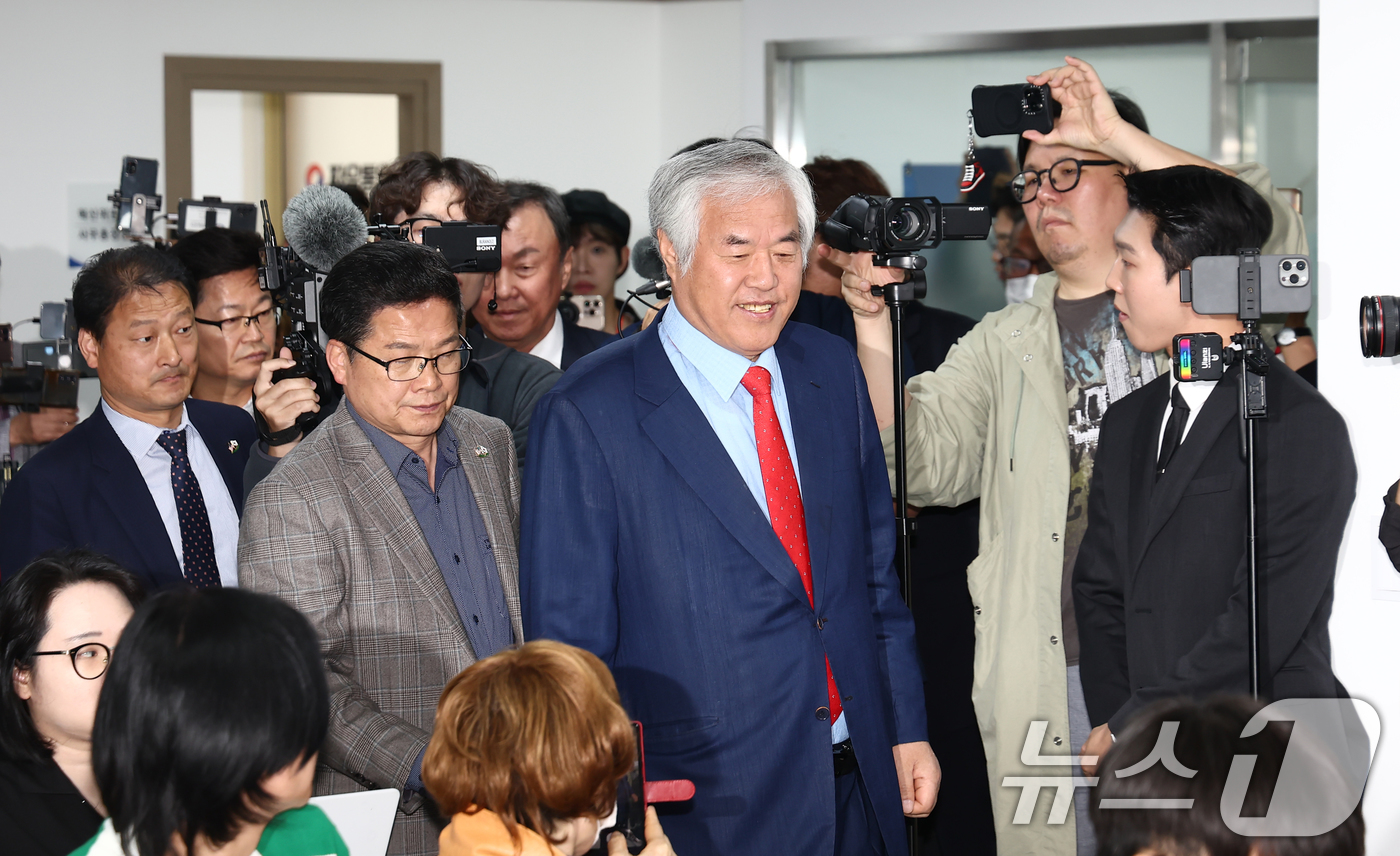 (서울=뉴스1) 김민지 기자 = 전광훈 사랑제일교회 목사가 24일 오전 서울 여의도 자유통일당사에서 대선 출마 기자회견을 하기 위해 입장하고 있다. 2025.4.24/뉴스1