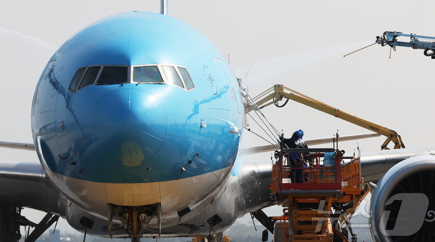 본문 이미지 - 24일 오전 인천 중구 인천국제공항 대한항공 격납고에서 직원들이 봄을 맞아 항공기 동체를 세척하고 있다. 이날 세척한 항공기는 보잉 777-300ER 기종으로 대한항공의 새 도장이 적용된 기체다. ⓒ News1 장수영 기자