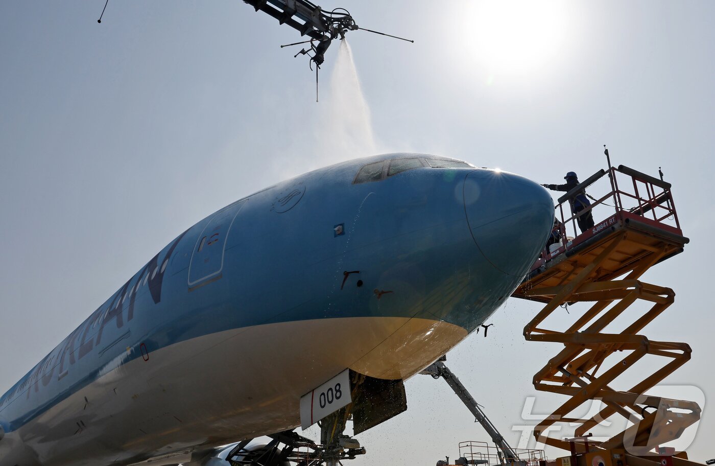 본문 이미지 - 24일 오전 인천 중구 인천국제공항 대한항공 격납고에서 직원들이 봄을 맞아 항공기 동체를 세척하고 있다. 이날 세척한 항공기는 보잉 777-300ER 기종으로 대한항공의 새 도장이 적용된 기체다. ⓒ News1 장수영 기자
