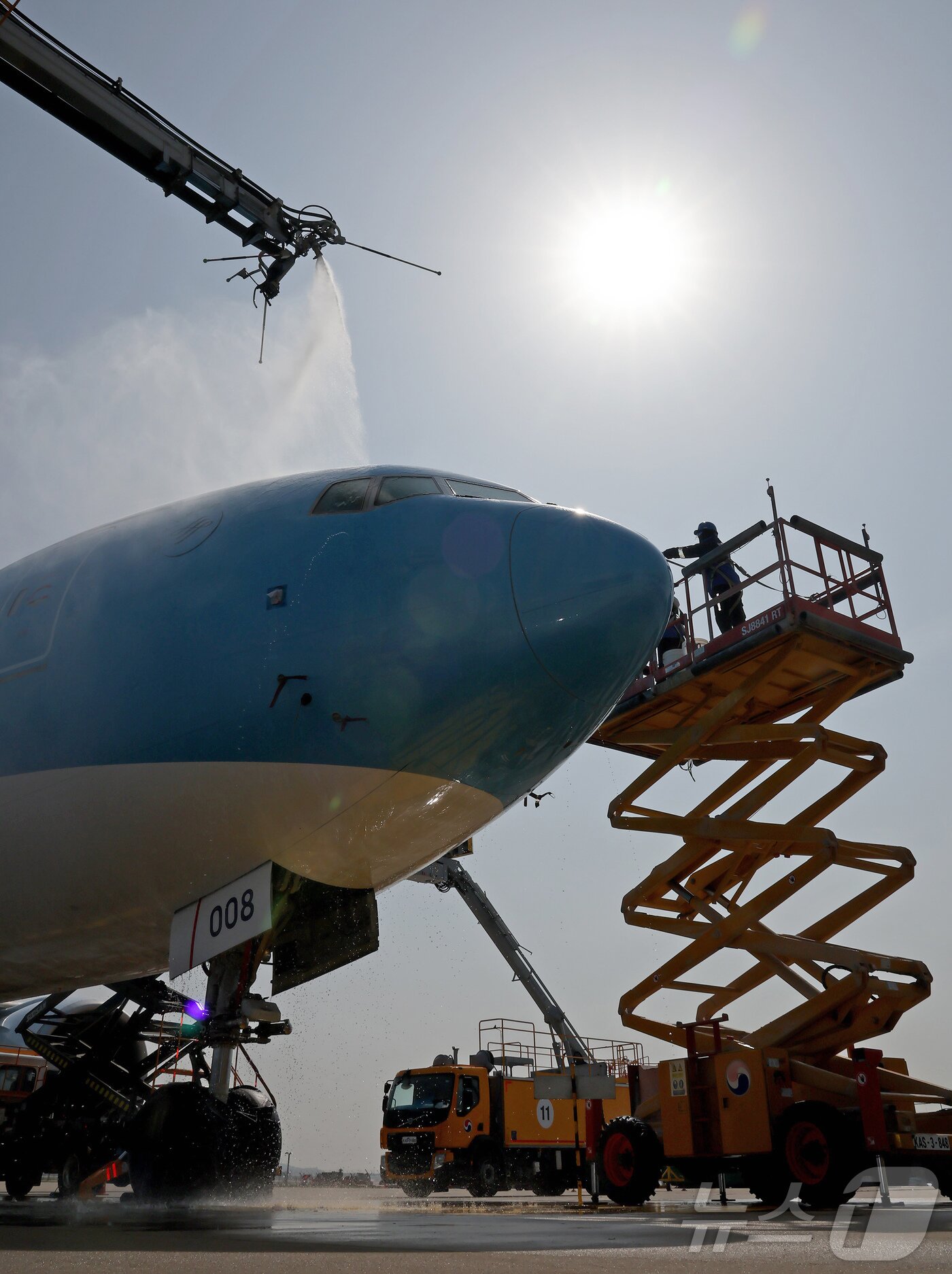 본문 이미지 - 24일 오전 인천 중구 인천국제공항 대한항공 격납고에서 직원들이 봄을 맞아 항공기 동체를 세척하고 있다. 이날 세척한 항공기는 보잉 777-300ER 기종으로 대한항공의 새 도장이 적용된 기체다. ⓒ News1 장수영 기자