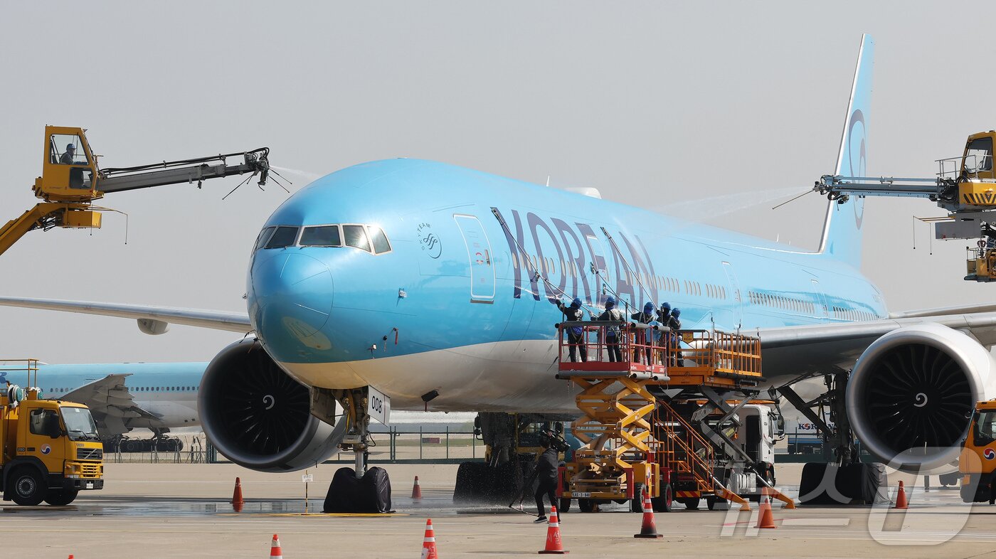 본문 이미지 - 24일 오전 인천 중구 인천국제공항 대한항공 격납고에서 직원들이 봄을 맞아 항공기 동체를 세척하고 있다. 이날 세척한 항공기는 보잉 777-300ER 기종으로 대한항공의 새 도장이 적용된 기체다. ⓒ News1 장수영 기자