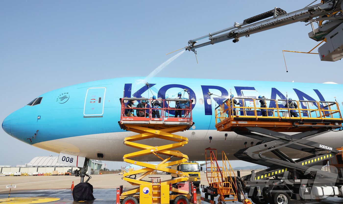 본문 이미지 - 24일 오전 인천 중구 인천국제공항 대한항공 격납고에서 직원들이 봄을 맞아 항공기 동체를 세척하고 있다. 이날 세척한 항공기는 보잉 777-300ER 기종으로 대한항공의 새 도장이 적용된 기체다. ⓒ News1 장수영 기자