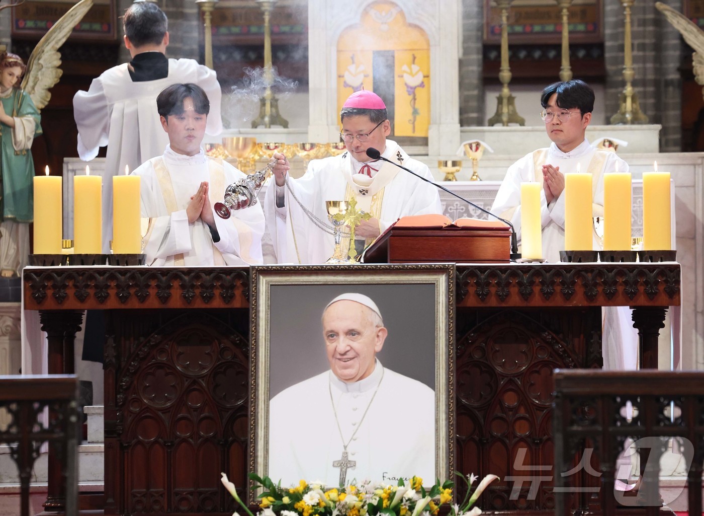 (서울=뉴스1) 사진공동취재단 = 천주교 서울대교구장 정순택 대주교가 24일 오전 서울 중구 명동대성당에서 프란치스코 교황 추모 미사를 집전하고 있다. 2025.4.24/뉴스1