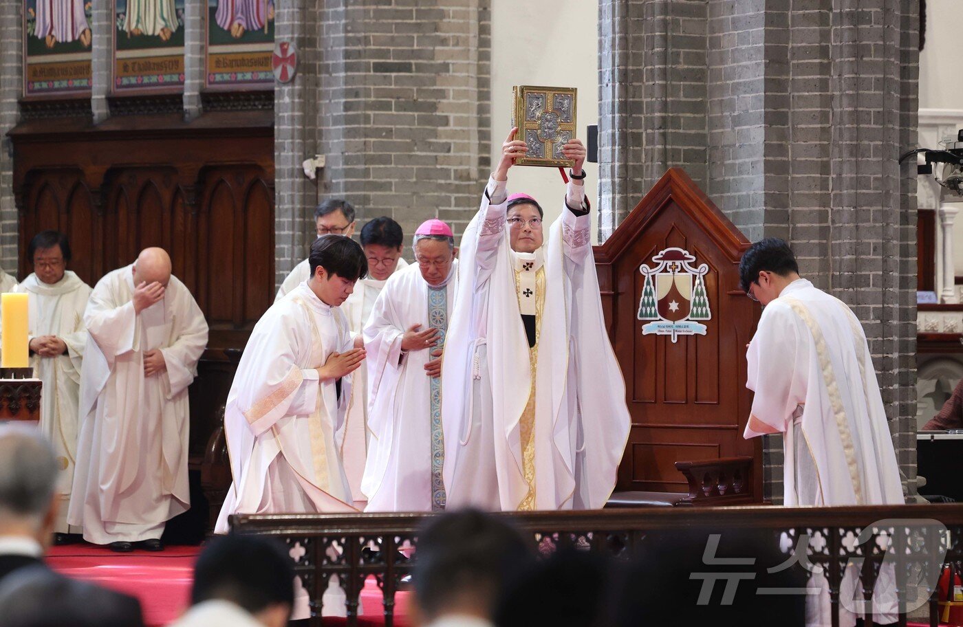 본문 이미지 - 천주교 서울대교구장 정순택 대주교가 24일 오전 서울 중구 명동대성당에서 프란치스코 교황 추모 미사를 집전하고 있다. 2025.4.24/뉴스1 ⓒ News1 사진공동취재단
