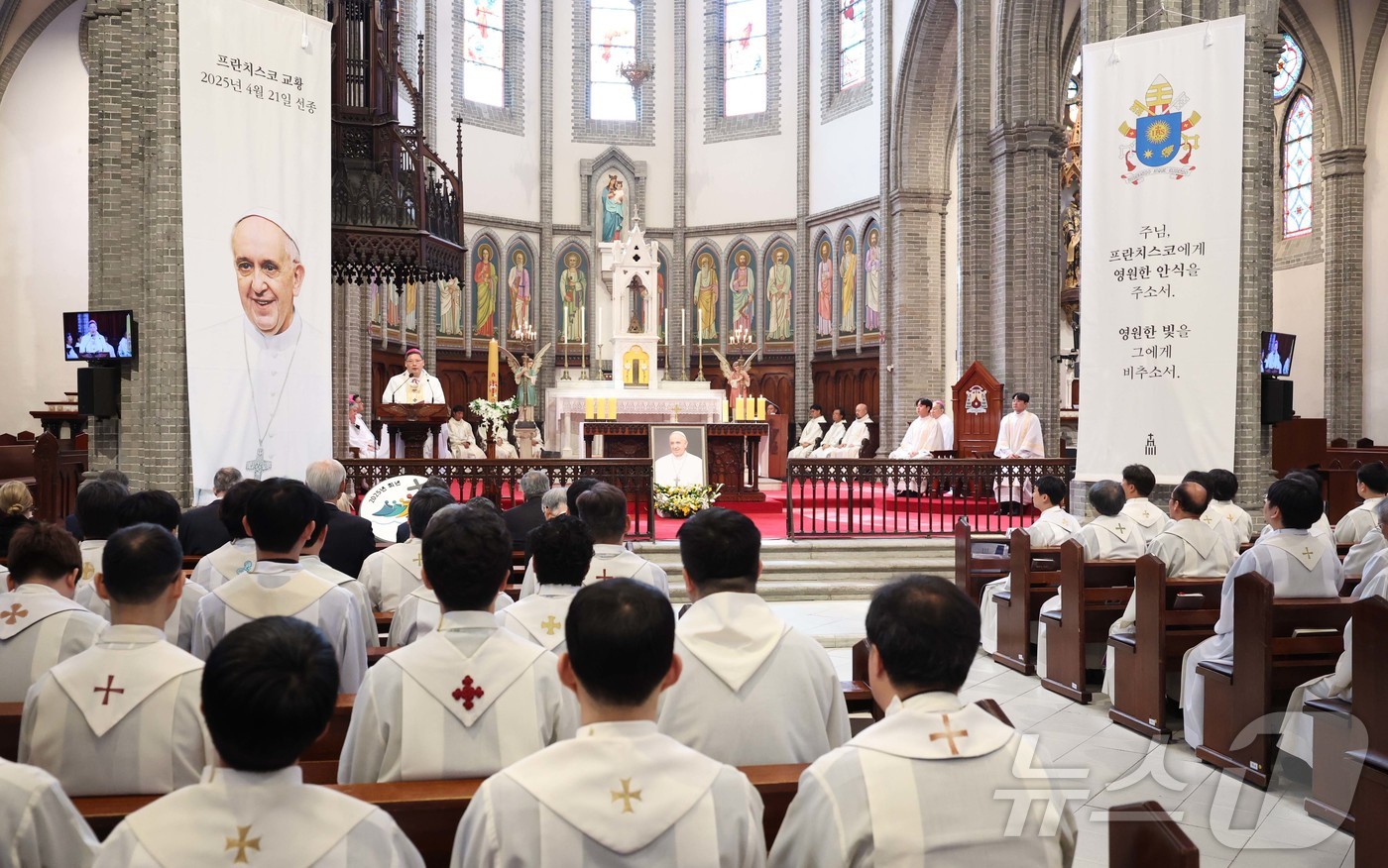 (서울=뉴스1) 사진공동취재단 = 24일 오전 서울 중구 명동대성당에서 천주교 서울대교구장 정순택 대주교 주례로 프란치스코 교황 추모 미사가 거행되고 있다.2025.4.24/뉴스1 …
