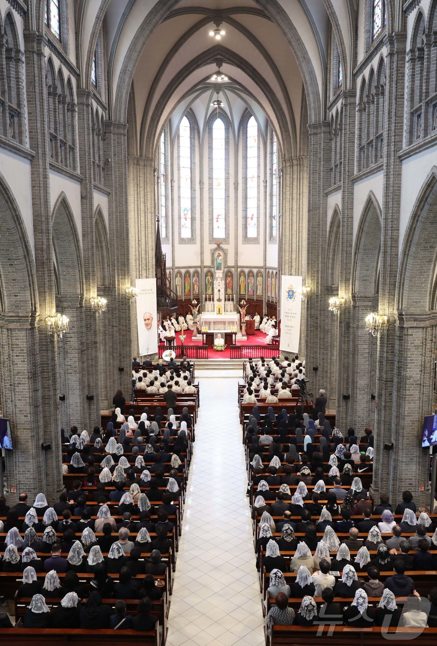 (서울=뉴스1) 사진공동취재단 = 24일 오전 서울 중구 명동대성당에서 천주교 서울대교구장 정순택 대주교 주례로 프란치스코 교황 추모 미사가 거행되고 있다.2025.4.24/뉴스1 …