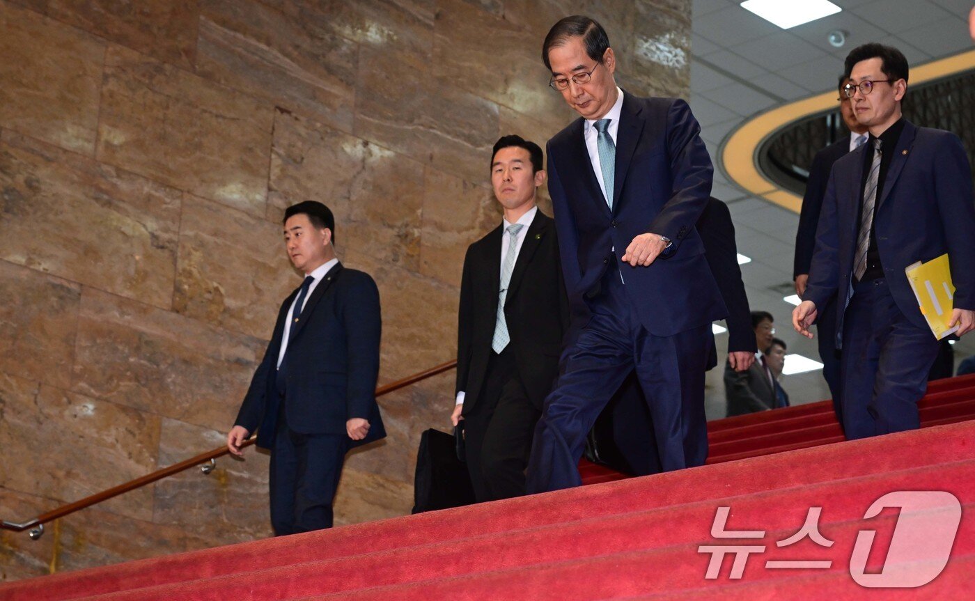 본문 이미지 - 한덕수 대통령 권한대행 국무총리가 24일 오전 서울 여의도 국회 본회의장에서 추가경정예산안 시정연설을 마친 뒤 이동하고 있다. (공동취재) 2025.4.24/뉴스1 ⓒ News1 이재명 기자
