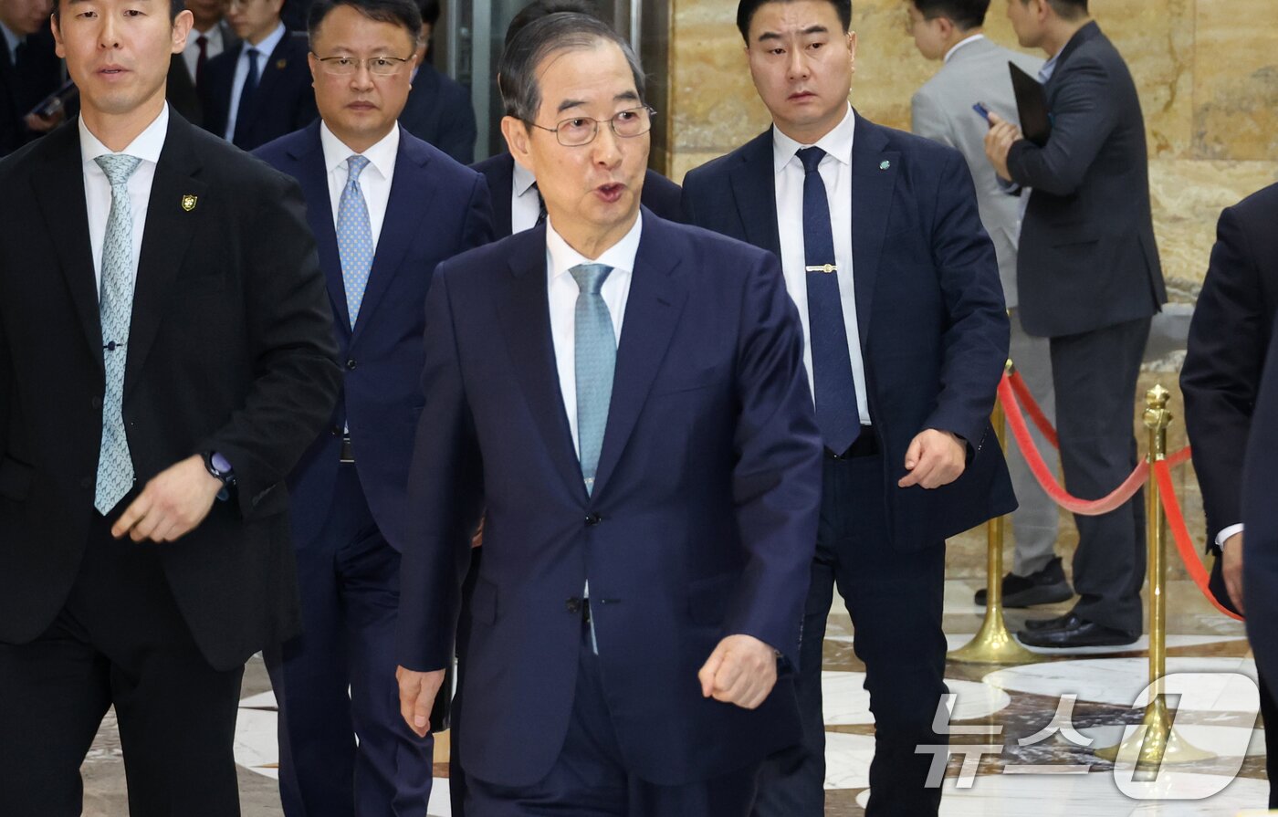 본문 이미지 - 한덕수 대통령 권한대행 국무총리가 24일 서울 여의도 국회 본회의에서 추가경정예산안 시정연설을 마치고 퇴장하며 취재진을 향해 "수고하셨다"고 말하고 있다. (공동취재) 2025.4.24/뉴스1 ⓒ News1 이재명 기자