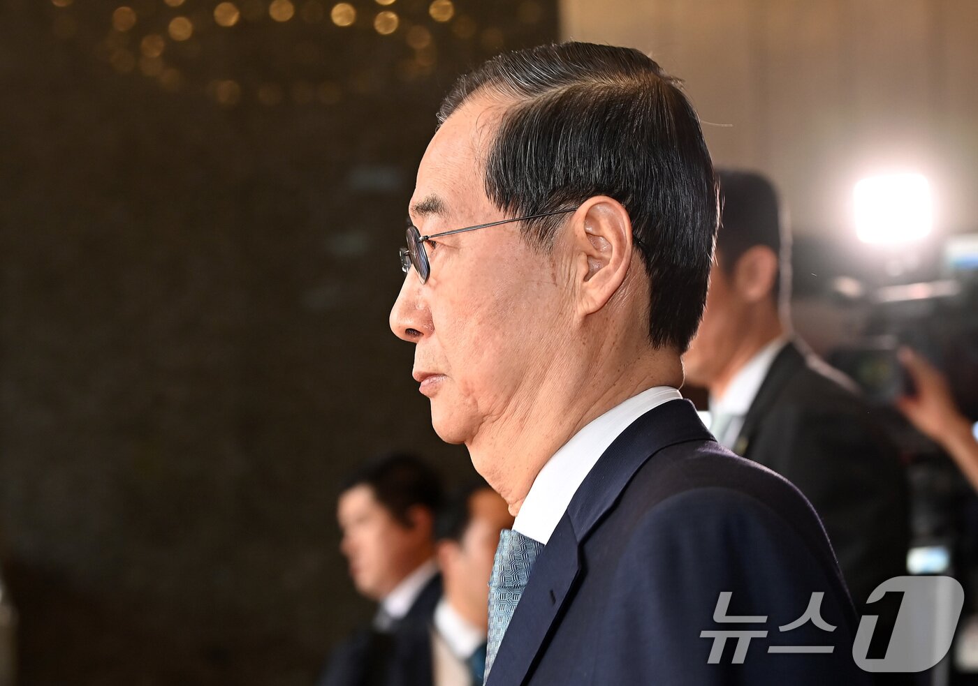 본문 이미지 - 한덕수 대통령 권한대행 국무총리가 24일 오전 서울 여의도 국회 본회의장에서 추가경정예산안 시정연설을 마친 뒤 이동하고 있다. (공동취재) 2025.4.24/뉴스1 ⓒ News1 이재명 기자